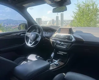 Benzine motor van 2,0L van BMW X3 2019 te huur in Tbilisi.