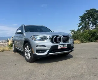 Vooraanzicht van een huurauto BMW X3 in Tbilisi, Georgië ✓ Auto #14300. ✓ Transmissie Automatisch TM ✓ 0 beoordelingen.