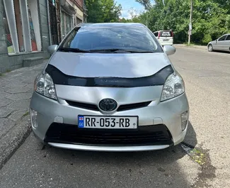 Vooraanzicht van een huurauto Toyota Prius in Koetaisi, Georgië ✓ Auto #14394. ✓ Transmissie Automatisch TM ✓ 0 beoordelingen.