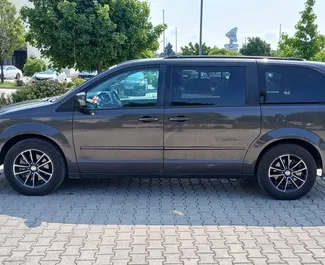 Vooraanzicht van een huurauto Dodge Grand Caravan in Tbilisi, Georgië ✓ Auto #14491. ✓ Transmissie Automatisch TM ✓ 0 beoordelingen.