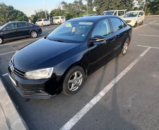 Vooraanzicht van een huurauto Volkswagen Jetta in Burgas, Bulgarije ✓ Auto #1664. ✓ Transmissie Handmatig TM ✓ 2 beoordelingen.