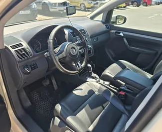 Volkswagen Touran 2015 beschikbaar voor verhuur in Burgas, met een kilometerlimiet van 200 km/dag.