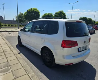 Vooraanzicht van een huurauto Volkswagen Touran in Burgas, Bulgarije ✓ Auto #1662. ✓ Transmissie Automatisch TM ✓ 3 beoordelingen.