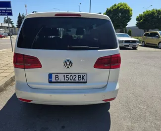 Verhuur Volkswagen Touran. Comfort, Minivan Auto te huur in Bulgarije ✓ Borg van Borg van 100 EUR ✓ Verzekeringsmogelijkheden TPL, CDW, SCDW, FDW, Diefstal, Buitenland, Jonge, Geen storting.