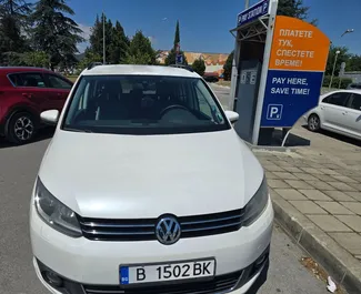 Interieur van Volkswagen Touran te huur in Bulgarije. Een geweldige auto met 7 zitplaatsen en een Automatisch transmissie.