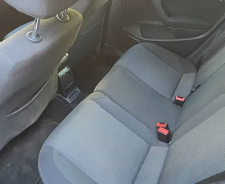 Verhuur Volkswagen Polo. Economy Auto te huur in Bulgarije ✓ Borg van Borg van 100 EUR ✓ Verzekeringsmogelijkheden TPL, CDW, SCDW, FDW, Diefstal, Buitenland, Jonge, Geen storting.