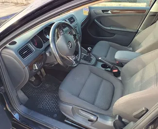 Verhuur Volkswagen Jetta. Economy, Comfort Auto te huur in Bulgarije ✓ Borg van Borg van 100 EUR ✓ Verzekeringsmogelijkheden TPL, CDW, SCDW, FDW, Diefstal, Buitenland, Jonge, Geen storting.