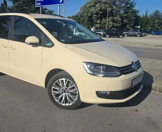 Interieur van Volkswagen Sharan te huur in Bulgarije. Een geweldige auto met 7 zitplaatsen en een Automatisch transmissie.