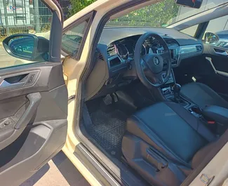 Autohuur Volkswagen Touran 2018 in in Bulgarije, met Diesel brandstof en 110 pk ➤ Vanaf 19 EUR per dag.