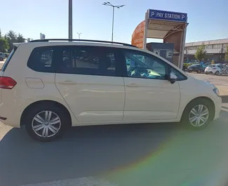 Vooraanzicht van een huurauto Volkswagen Touran in Burgas, Bulgarije ✓ Auto #14572. ✓ Transmissie Automatisch TM ✓ 0 beoordelingen.