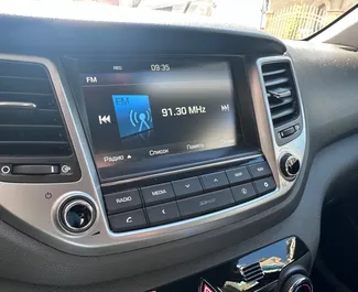 Interieur van Hyundai Tucson te huur in Bulgarije. Een geweldige auto met 5 zitplaatsen en een Automatisch transmissie.