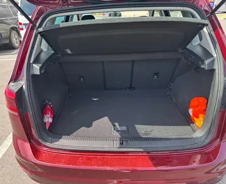 Volkswagen Golf Sportsvan 2021 beschikbaar voor verhuur in Burgas, met een kilometerlimiet van 200 km/dag.