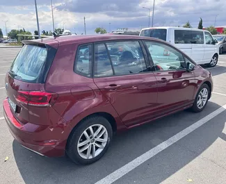 Interieur van Volkswagen Golf Sportsvan te huur in Bulgarije. Een geweldige auto met 5 zitplaatsen en een Automatisch transmissie.