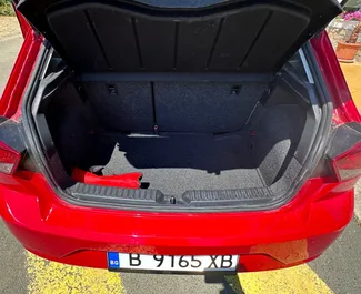 Interieur van SEAT Ibiza te huur in Bulgarije. Een geweldige auto met 5 zitplaatsen en een Automatisch transmissie.