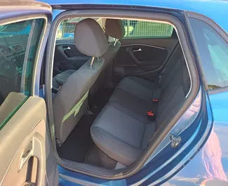 Interieur van Volkswagen Polo te huur in Bulgarije. Een geweldige auto met 5 zitplaatsen en een Automatisch transmissie.