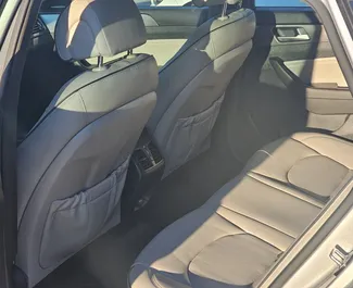 Interieur van Hyundai Sonata te huur in Georgië. Een geweldige auto met 5 zitplaatsen en een Automatisch transmissie.