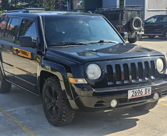 Vooraanzicht van een huurauto Jeep Patriot in Koetaisi, Georgië ✓ Auto #14471. ✓ Transmissie Automatisch TM ✓ 0 beoordelingen.