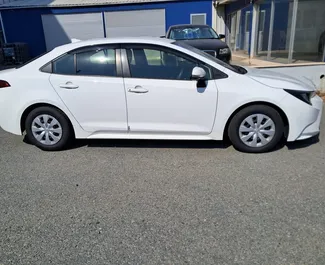 Toyota Corolla Sedan 2024 beschikbaar voor verhuur in Limassol, met een kilometerlimiet van onbeperkt.