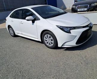Hybride motor van 1,8L van Toyota Corolla Sedan 2024 te huur in Limassol.
