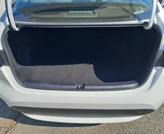 Interieur van Toyota Corolla Sedan te huur in Cyprus. Een geweldige auto met 5 zitplaatsen en een Automatisch transmissie.