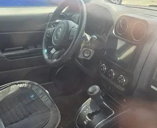 Interieur van Jeep Patriot te huur in Georgië. Een geweldige auto met 5 zitplaatsen en een Automatisch transmissie.