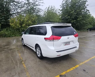 Vooraanzicht van een huurauto Toyota Sienna in Koetaisi, Georgië ✓ Auto #14473. ✓ Transmissie Automatisch TM ✓ 0 beoordelingen.