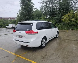 Benzine motor van 3,5L van Toyota Sienna 2015 te huur in Koetaisi.