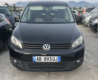 Vooraanzicht van een huurauto Volkswagen Caddy Maxi op de luchthaven van Tirana, Albanië ✓ Auto #14456. ✓ Transmissie Automatisch TM ✓ 0 beoordelingen.
