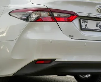 Autohuur Toyota Camry #14500 Automatisch in Dubai, uitgerust met 2,0L motor ➤ Van Lasha in de VAE.