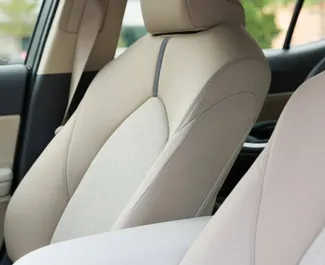 Autohuur Toyota Camry 2024 in in de VAE, met Benzine brandstof en 180 pk ➤ Vanaf 95 AED per dag.