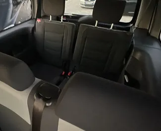 Interieur van Volkswagen Caddy Maxi te huur in Albanië. Een geweldige auto met 7 zitplaatsen en een Automatisch transmissie.