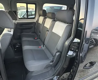 Diesel motor van 1,6L van Volkswagen Caddy Maxi 2015 te huur op de luchthaven van Tirana.