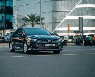 Vooraanzicht van een huurauto Toyota Camry in Dubai, Verenigde Arabische Emiraten ✓ Auto #14498. ✓ Transmissie Automatisch TM ✓ 0 beoordelingen.