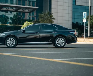 Autohuur Toyota Camry 2023 in in de VAE, met Benzine brandstof en 320 pk ➤ Vanaf 180 AED per dag.