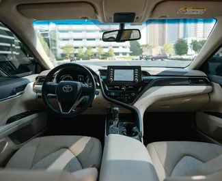Toyota Camry 2023 beschikbaar voor verhuur in Dubai, met een kilometerlimiet van 250 km/dag.