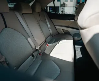 Benzine motor van 3,5L van Toyota Camry 2023 te huur in Dubai.