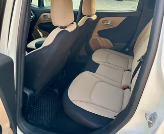 Interieur van Jeep Renegade te huur in Georgië. Een geweldige auto met 5 zitplaatsen en een Automatisch transmissie.