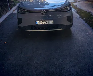 Vooraanzicht van een huurauto Volkswagen ID4 in Tbilisi, Georgië ✓ Auto #14588. ✓ Transmissie Automatisch TM ✓ 0 beoordelingen.
