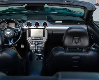 Interieur van Ford Mustang Cabrio te huur in Georgië. Een geweldige auto met 4 zitplaatsen en een Automatisch transmissie.