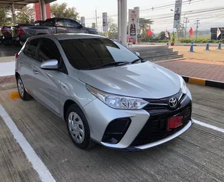 Vooraanzicht van een huurauto Toyota Yaris op de luchthaven van Samui, Thailand ✓ Auto #11700. ✓ Transmissie Automatisch TM ✓ 0 beoordelingen.