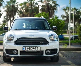 Vooraanzicht van een huurauto Mini Countryman Cooper in Batumi, Georgië ✓ Auto #14450. ✓ Transmissie Automatisch TM ✓ 0 beoordelingen.