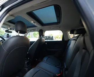 Interieur van Mini Countryman Cooper te huur in Georgië. Een geweldige auto met 5 zitplaatsen en een Automatisch transmissie.