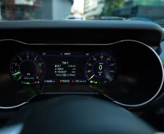 Interieur van Ford Mustang Cabrio te huur in Georgië. Een geweldige auto met 4 zitplaatsen en een Automatisch transmissie.