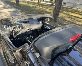 Vooraanzicht van een huurauto Renault Wind Cabrio in Budva, Montenegro ✓ Auto #14490. ✓ Transmissie Handmatig TM ✓ 0 beoordelingen.