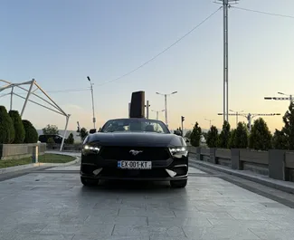 Vooraanzicht van een huurauto Ford Mustang Cabrio in Tbilisi, Georgië ✓ Auto #14444. ✓ Transmissie Automatisch TM ✓ 0 beoordelingen.