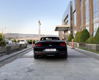 Ford Mustang Cabrio 2025 beschikbaar voor verhuur in Tbilisi, met een kilometerlimiet van 200 km/dag.