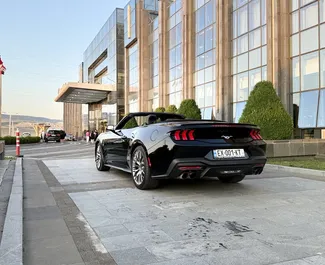 Benzine motor van 2,3L van Ford Mustang Cabrio 2025 te huur in Tbilisi.