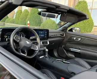 Interieur van Ford Mustang Cabrio te huur in Georgië. Een geweldige auto met 4 zitplaatsen en een Automatisch transmissie.