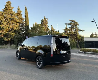 Interieur van Hyundai Staria te huur in Georgië. Een geweldige auto met 7 zitplaatsen en een Automatisch transmissie.