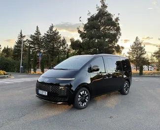Vooraanzicht van een huurauto Hyundai Staria in Tbilisi, Georgië ✓ Auto #14446. ✓ Transmissie Automatisch TM ✓ 0 beoordelingen.